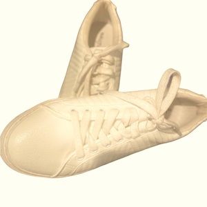 White Náutica sneaker size 9